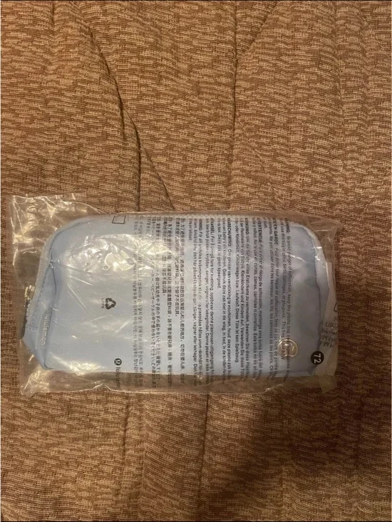 Lululemon Light Blue Everywhere Belt Bag / Small Pouch - NWT - Picture 3 of 3